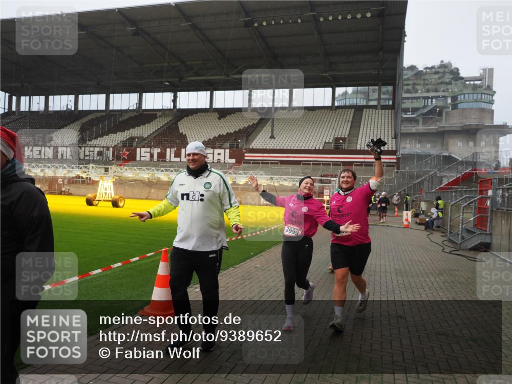 07.12.2025 - St. Pauli X-Mass-Run No. 15 Fabian Wolf http://msf.ph/oto/9389652 07.12.2025 10:22:06 Ziel 1371, 1488, 2817, 2818, 2819, 2945, 3431, 3736, 3999, 4000, 4321, 4322, 4323, 4415 meine-sportfotos.de