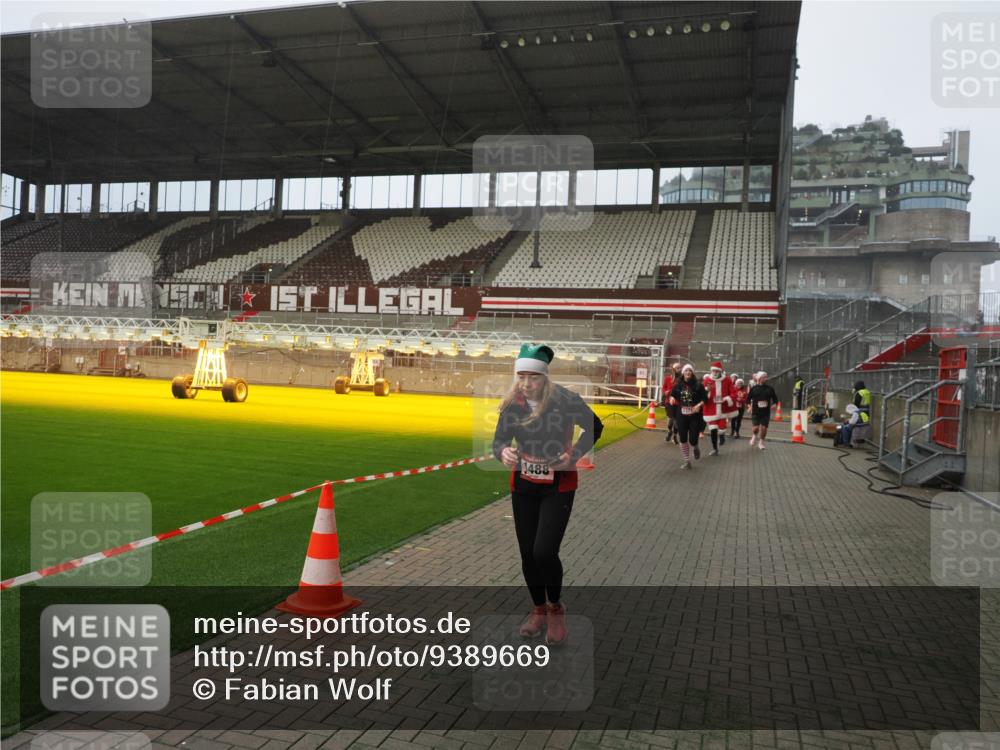 07.12.2025 - St. Pauli X-Mass-Run No. 15 Fabian Wolf http://msf.ph/oto/9389669 07.12.2025 10:22:07 Ziel 1371, 1488, 2817, 2818, 2819, 2945, 3431, 3736, 3999, 4000, 4321, 4322, 4323, 4415 meine-sportfotos.de
