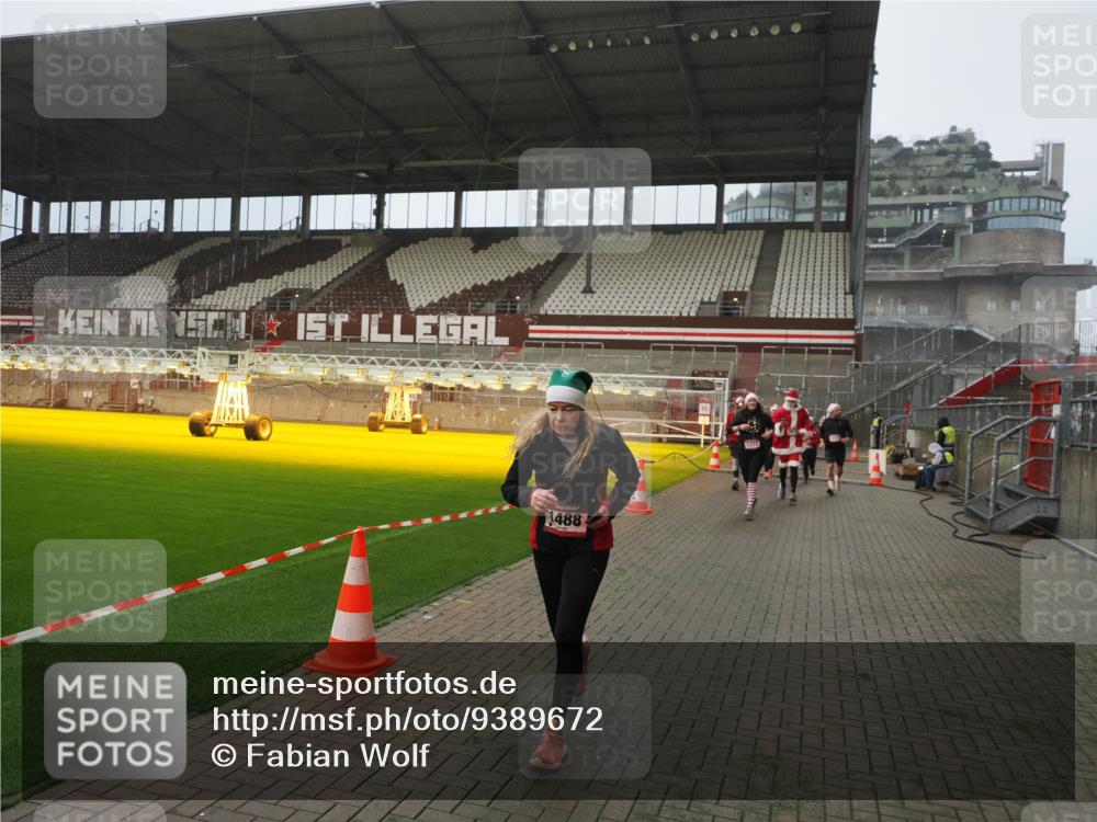 07.12.2025 - St. Pauli X-Mass-Run No. 15 Fabian Wolf http://msf.ph/oto/9389672 07.12.2025 10:22:08 Ziel 1371, 1488, 2817, 2818, 2819, 2945, 3431, 3736, 3999, 4000, 4321, 4322, 4323, 4415 meine-sportfotos.de