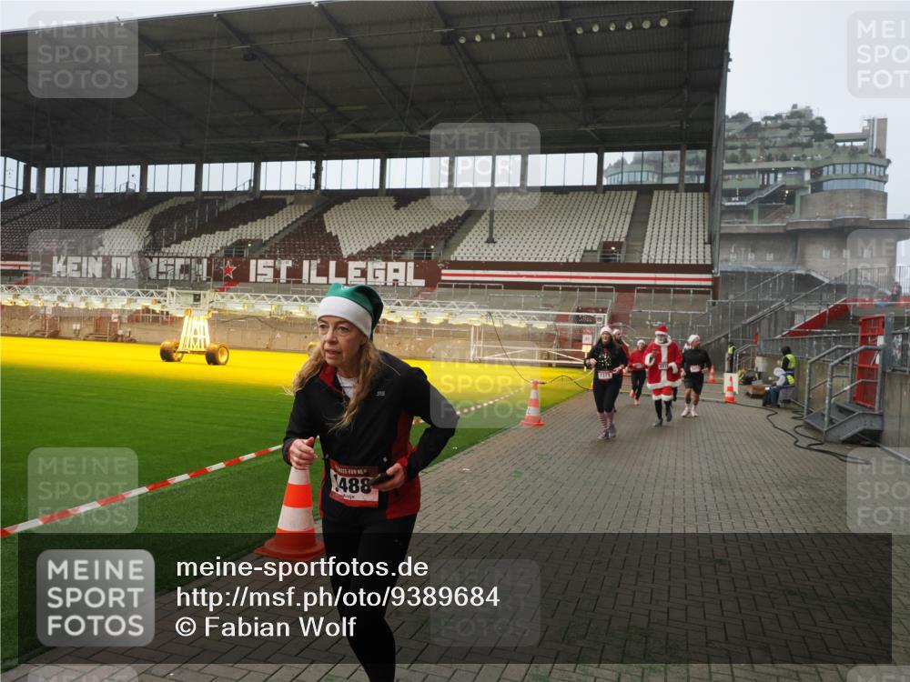 07.12.2025 - St. Pauli X-Mass-Run No. 15 Fabian Wolf http://msf.ph/oto/9389684 07.12.2025 10:22:08 Ziel 1371, 1488, 2817, 2818, 2819, 2945, 3431, 3736, 3999, 4000, 4321, 4322, 4323, 4415 meine-sportfotos.de