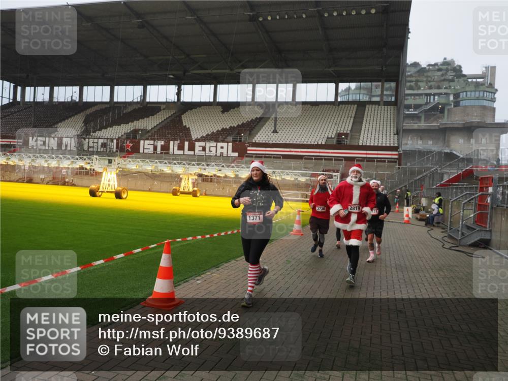 07.12.2025 - St. Pauli X-Mass-Run No. 15 Fabian Wolf http://msf.ph/oto/9389687 07.12.2025 10:22:11 Ziel 1371, 1488, 2817, 2818, 2819, 3431, 3736, 3999, 4000, 4321, 4322, 4323, 4415, 4774 meine-sportfotos.de