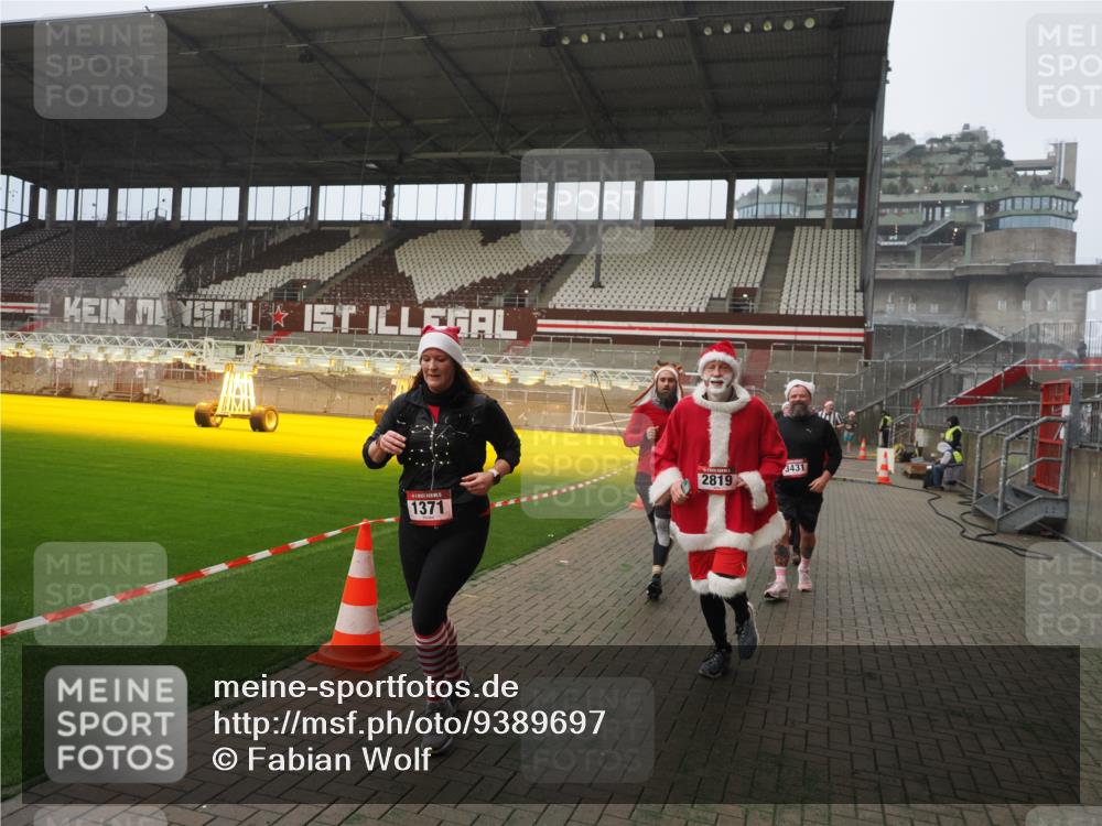07.12.2025 - St. Pauli X-Mass-Run No. 15 Fabian Wolf http://msf.ph/oto/9389697 07.12.2025 10:22:11 Ziel 1371, 1488, 2817, 2818, 2819, 3431, 3736, 3999, 4000, 4321, 4322, 4323, 4415, 4774 meine-sportfotos.de