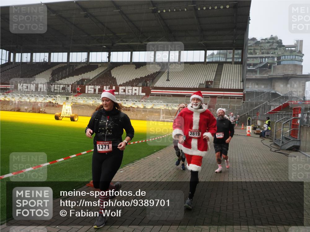 07.12.2025 - St. Pauli X-Mass-Run No. 15 Fabian Wolf http://msf.ph/oto/9389701 07.12.2025 10:22:11 Ziel 1371, 1488, 2817, 2818, 2819, 3431, 3736, 3999, 4000, 4321, 4322, 4323, 4415, 4774 meine-sportfotos.de