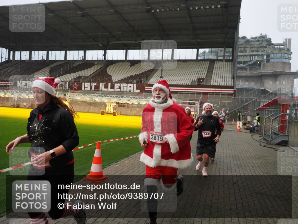 07.12.2025 - St. Pauli X-Mass-Run No. 15 Fabian Wolf http://msf.ph/oto/9389707 07.12.2025 10:22:12 Ziel 1371, 1488, 2817, 2818, 2819, 3431, 3736, 3999, 4000, 4321, 4322, 4323, 4415, 4774 meine-sportfotos.de