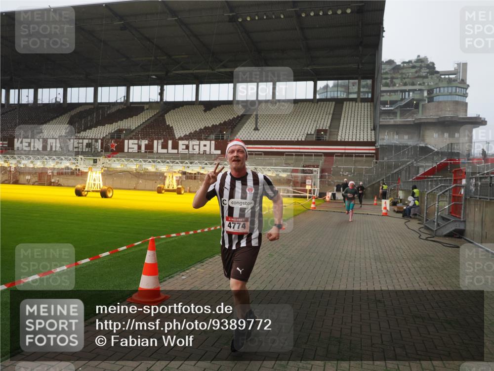 07.12.2025 - St. Pauli X-Mass-Run No. 15 Fabian Wolf http://msf.ph/oto/9389772 07.12.2025 10:22:18 Ziel 1371, 2184, 2817, 2818, 2819, 3431, 3736, 4771, 4774, 4781 meine-sportfotos.de
