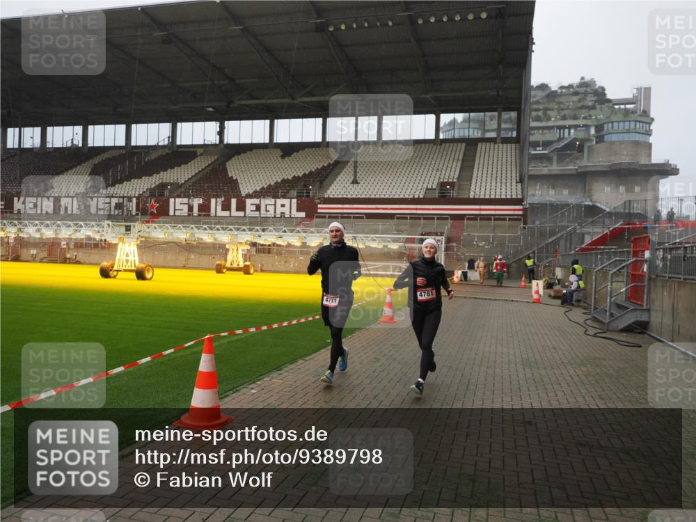 07.12.2025 - St. Pauli X-Mass-Run No. 15 Fabian Wolf http://msf.ph/oto/9389798 07.12.2025 10:22:24 Ziel 2184, 2817, 2818, 2819, 3431, 3736, 4771, 4774, 4781 meine-sportfotos.de