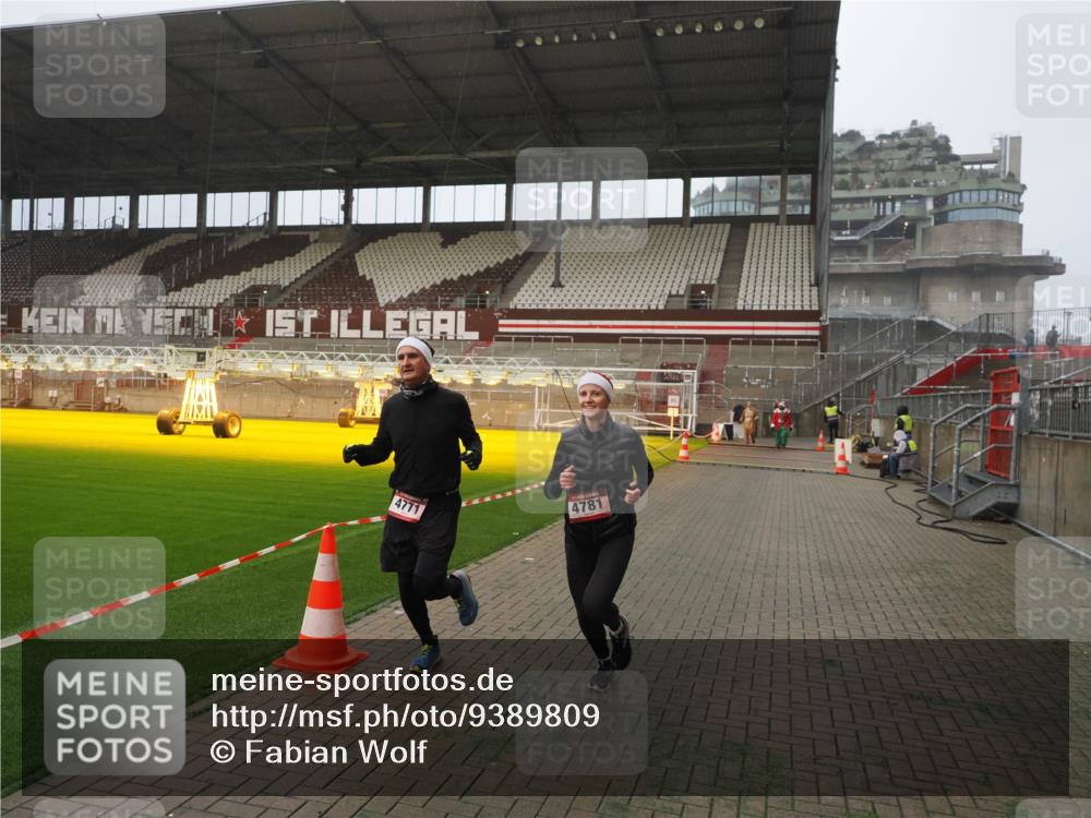 07.12.2025 - St. Pauli X-Mass-Run No. 15 Fabian Wolf http://msf.ph/oto/9389809 07.12.2025 10:22:25 Ziel 2184, 2817, 2818, 3431, 4771, 4774, 4781 meine-sportfotos.de