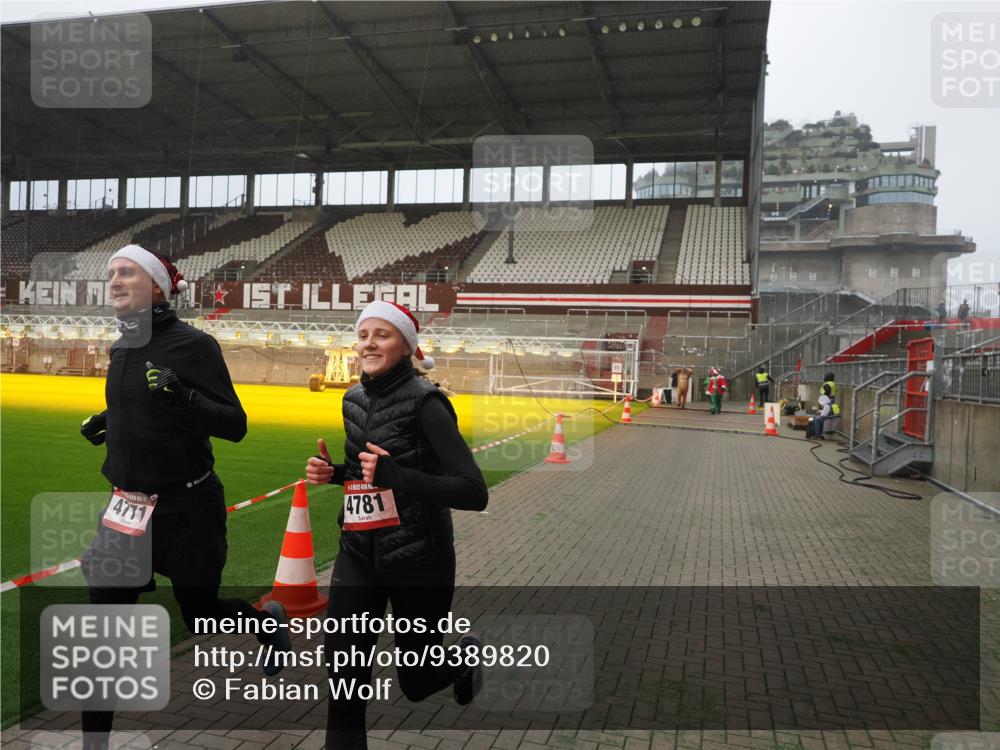 07.12.2025 - St. Pauli X-Mass-Run No. 15 Fabian Wolf http://msf.ph/oto/9389820 07.12.2025 10:22:25 Ziel 2184, 2817, 2818, 3431, 4771, 4774, 4781 meine-sportfotos.de