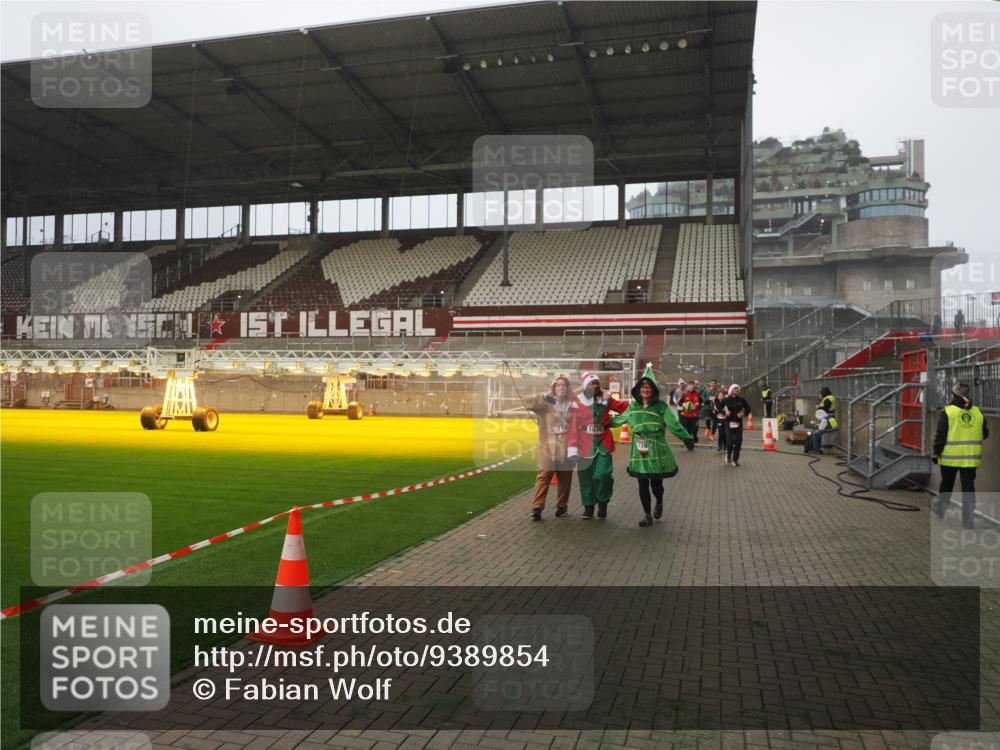 07.12.2025 - St. Pauli X-Mass-Run No. 15 Fabian Wolf http://msf.ph/oto/9389854 07.12.2025 10:22:41 Ziel 715, 739, 1636, 4407, 4411, 4419, 4509, 4539 meine-sportfotos.de