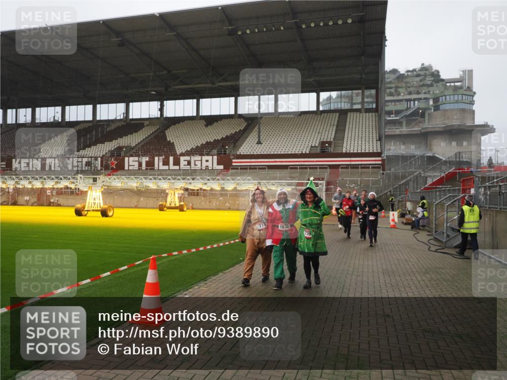07.12.2025 - St. Pauli X-Mass-Run No. 15 Fabian Wolf http://msf.ph/oto/9389890 07.12.2025 10:22:43 Ziel 715, 739, 794, 1636, 4407, 4411, 4419, 4509, 4539 meine-sportfotos.de