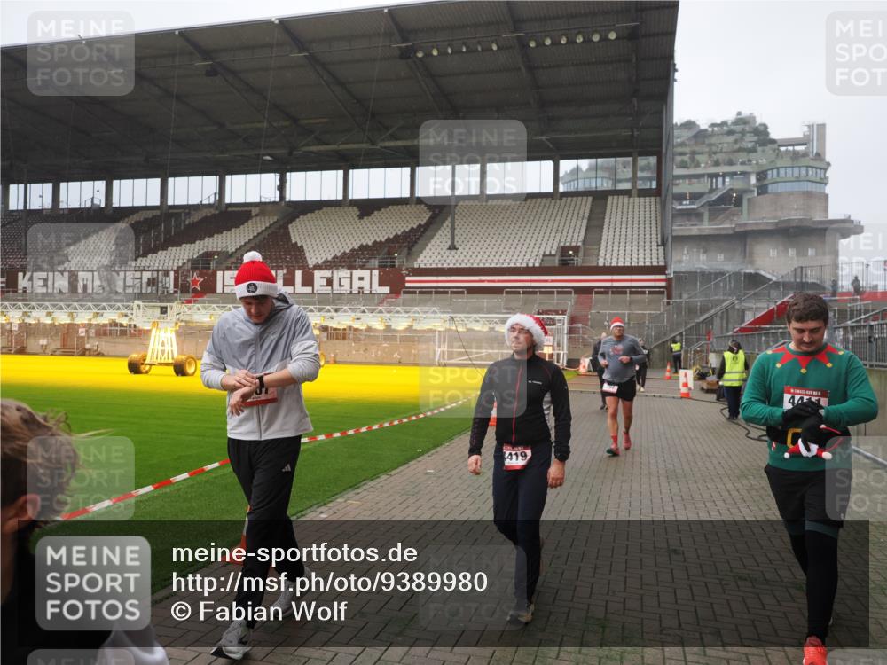 07.12.2025 - St. Pauli X-Mass-Run No. 15 Fabian Wolf http://msf.ph/oto/9389980 07.12.2025 10:22:48 Ziel 794, 3780, 4287, 4407, 4411, 4419, 4509, 4539 meine-sportfotos.de