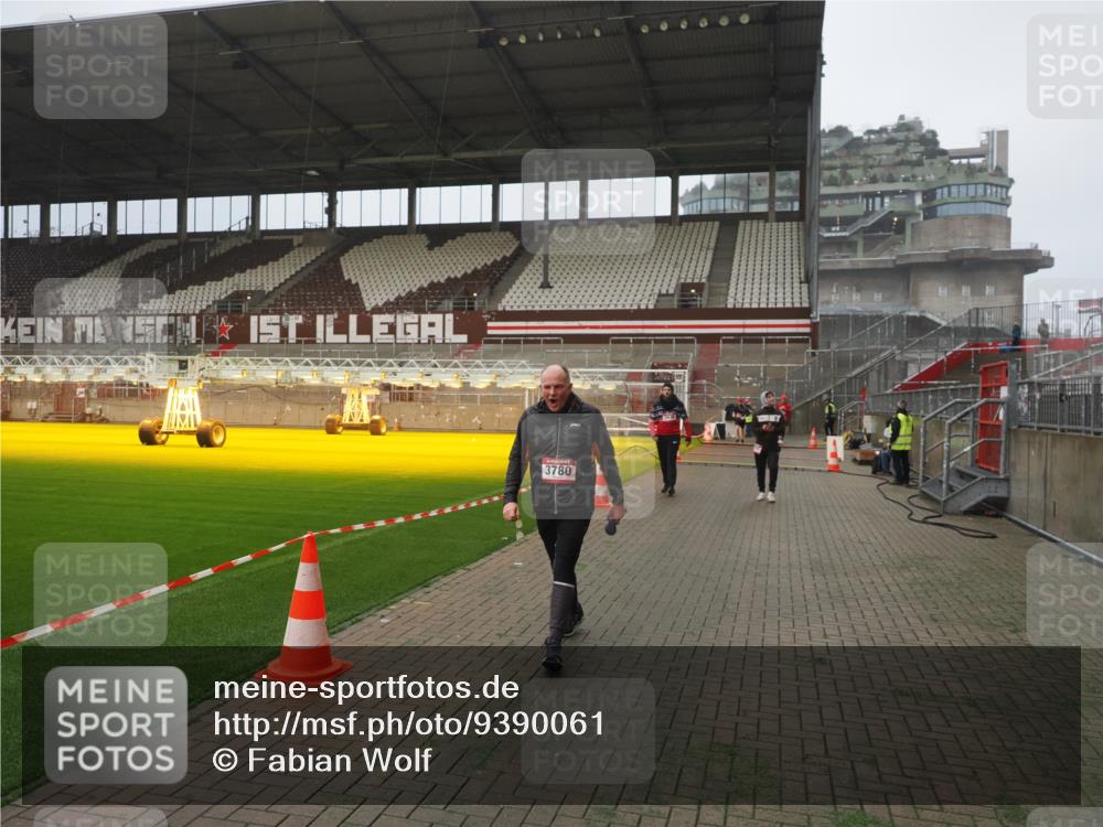 07.12.2025 - St. Pauli X-Mass-Run No. 15 Fabian Wolf http://msf.ph/oto/9390061 07.12.2025 10:22:56 Ziel 794, 2638, 3780, 4287, 4407, 4411, 4419, 4509, 4539 meine-sportfotos.de