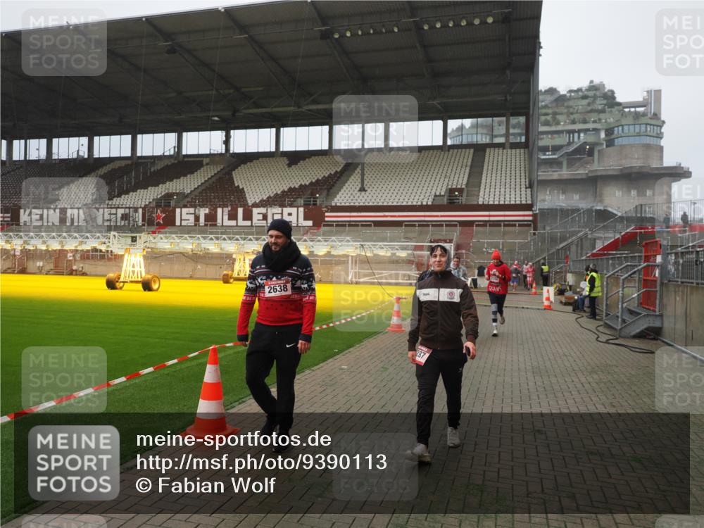 07.12.2025 - St. Pauli X-Mass-Run No. 15 Fabian Wolf http://msf.ph/oto/9390113 07.12.2025 10:23:03 Ziel 1996, 2123, 2304, 2638, 3780, 4287 meine-sportfotos.de