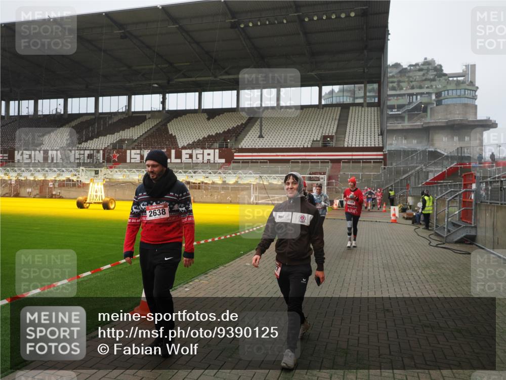 07.12.2025 - St. Pauli X-Mass-Run No. 15 Fabian Wolf http://msf.ph/oto/9390125 07.12.2025 10:23:03 Ziel 1996, 2123, 2304, 2638, 3780, 4287 meine-sportfotos.de