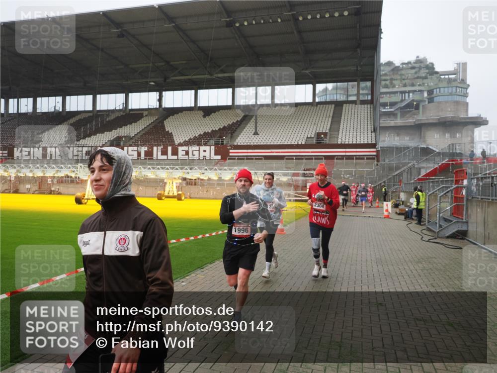 07.12.2025 - St. Pauli X-Mass-Run No. 15 Fabian Wolf http://msf.ph/oto/9390142 07.12.2025 10:23:05 Ziel 1996, 2123, 2304, 2638, 3078, 3079 meine-sportfotos.de