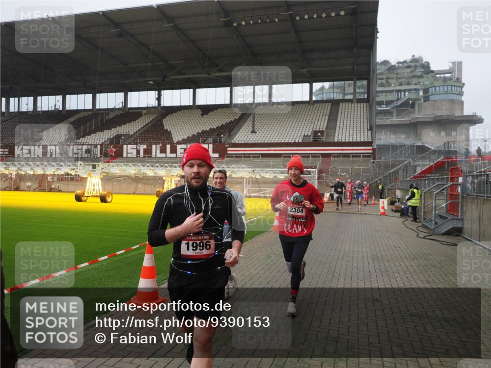 07.12.2025 - St. Pauli X-Mass-Run No. 15 Fabian Wolf http://msf.ph/oto/9390153 07.12.2025 10:23:05 Ziel 1996, 2123, 2304, 2638, 3078, 3079 meine-sportfotos.de