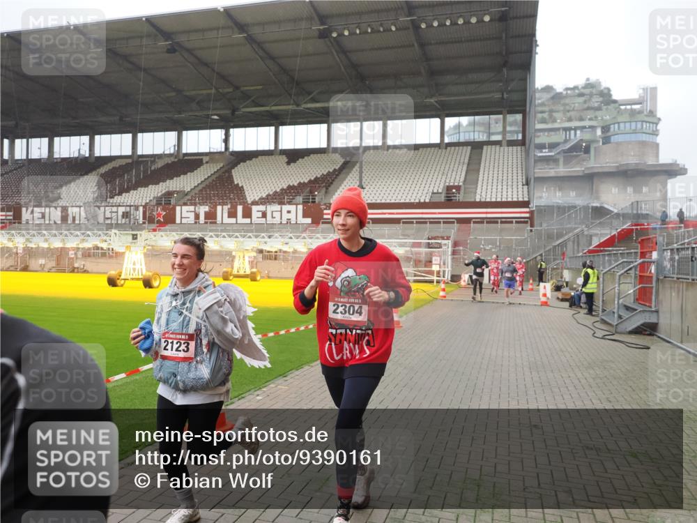 07.12.2025 - St. Pauli X-Mass-Run No. 15 Fabian Wolf http://msf.ph/oto/9390161 07.12.2025 10:23:06 Ziel 1996, 2123, 2304, 2508, 2511, 2638, 3078, 3079 meine-sportfotos.de