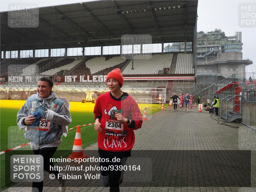 07.12.2025 - St. Pauli X-Mass-Run No. 15 Fabian Wolf http://msf.ph/oto/9390164 07.12.2025 10:23:06 Ziel 1996, 2123, 2304, 2508, 2511, 2638, 3078, 3079 meine-sportfotos.de