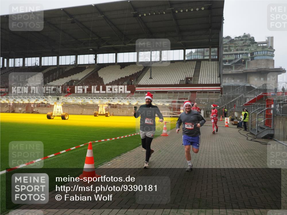07.12.2025 - St. Pauli X-Mass-Run No. 15 Fabian Wolf http://msf.ph/oto/9390181 07.12.2025 10:23:10 Ziel 1996, 2123, 2304, 2508, 2511, 2638, 3052, 3078, 3079 meine-sportfotos.de