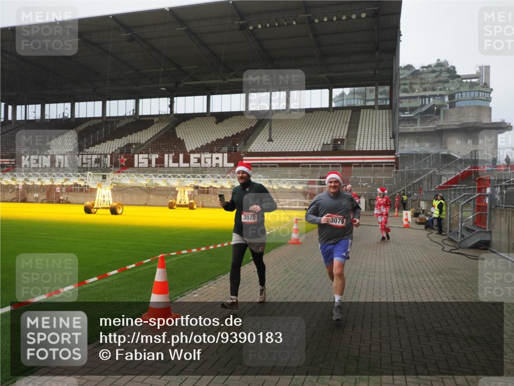 07.12.2025 - St. Pauli X-Mass-Run No. 15 Fabian Wolf http://msf.ph/oto/9390183 07.12.2025 10:23:10 Ziel 1996, 2123, 2304, 2508, 2511, 2638, 3052, 3078, 3079 meine-sportfotos.de