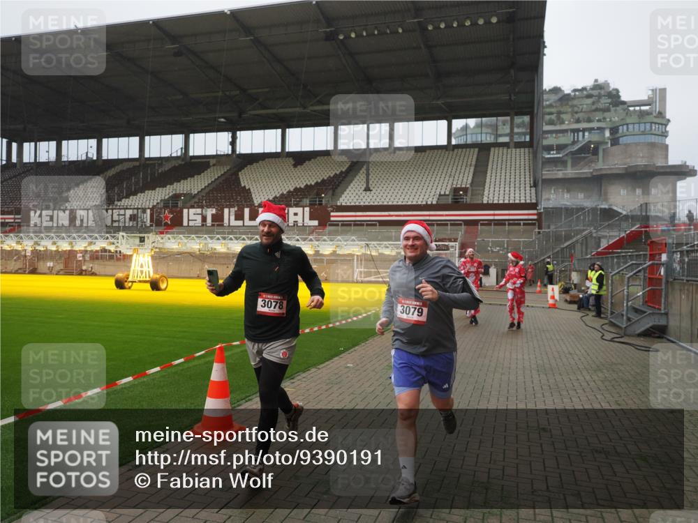 07.12.2025 - St. Pauli X-Mass-Run No. 15 Fabian Wolf http://msf.ph/oto/9390191 07.12.2025 10:23:11 Ziel 1996, 2123, 2304, 2508, 2511, 2638, 3052, 3078, 3079 meine-sportfotos.de