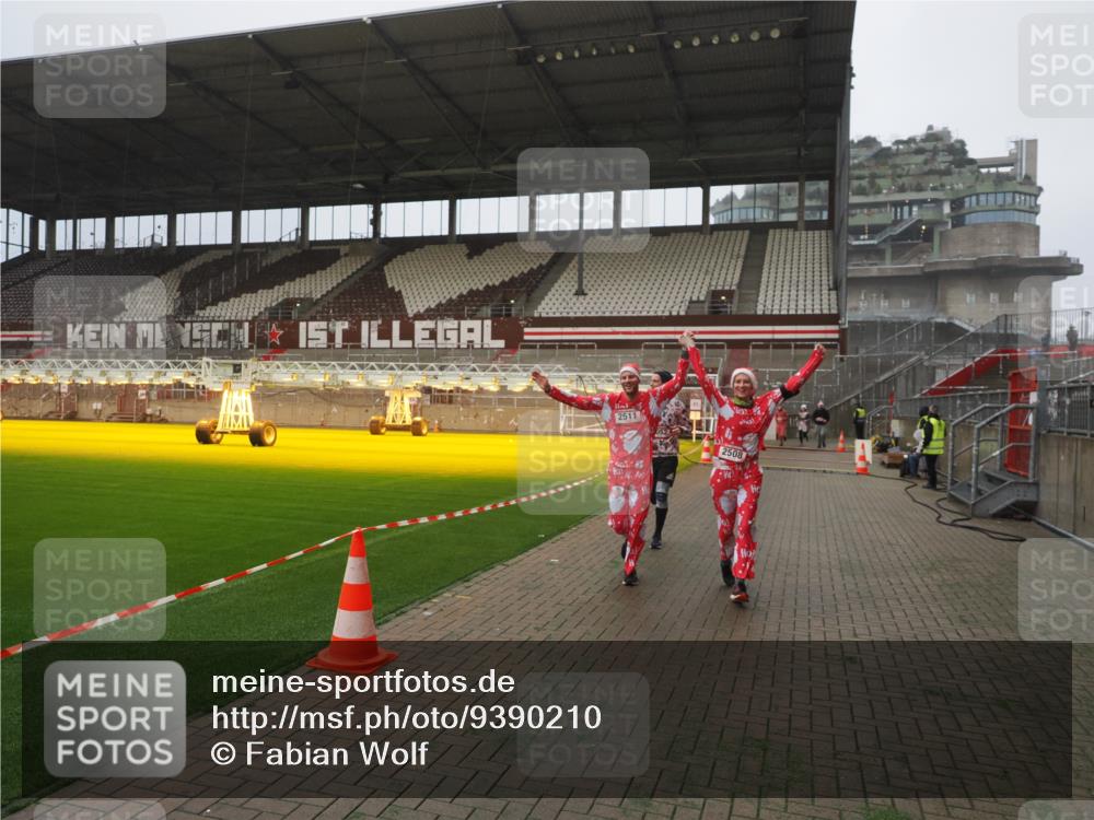 07.12.2025 - St. Pauli X-Mass-Run No. 15 Fabian Wolf http://msf.ph/oto/9390210 07.12.2025 10:23:13 Ziel 1996, 2123, 2304, 2508, 2511, 3052, 3078, 3079 meine-sportfotos.de