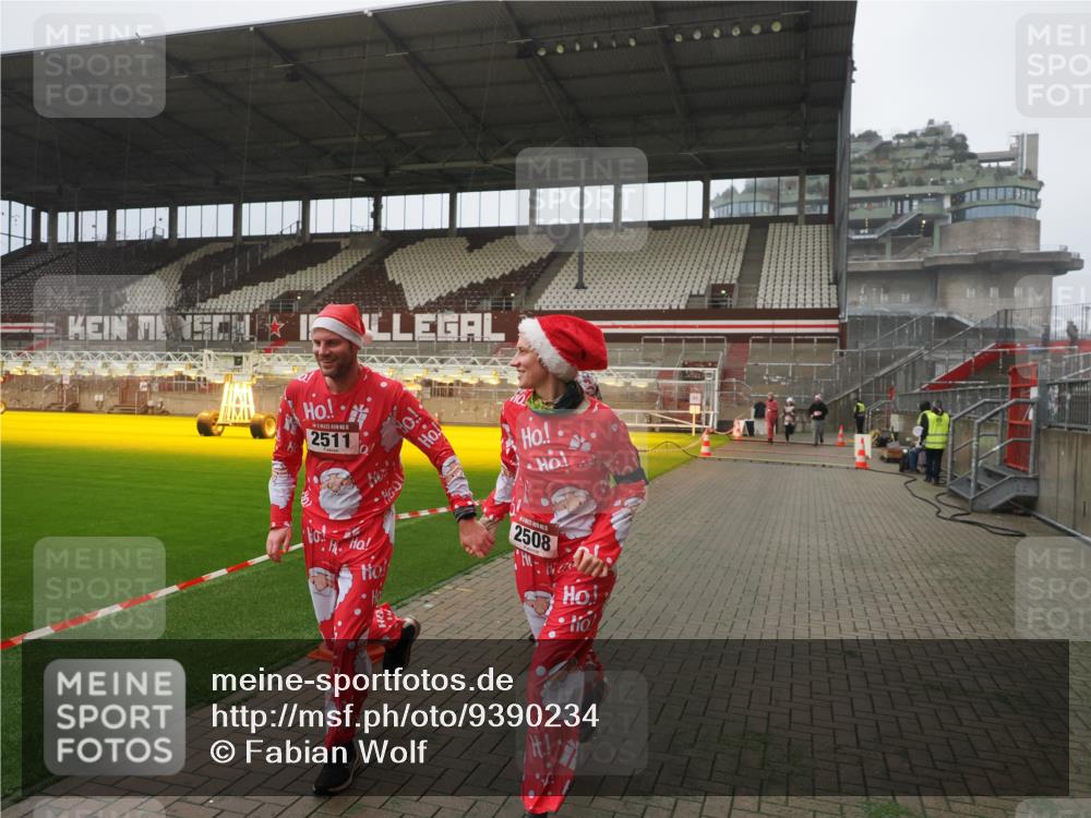 07.12.2025 - St. Pauli X-Mass-Run No. 15 Fabian Wolf http://msf.ph/oto/9390234 07.12.2025 10:23:15 Ziel 1996, 2123, 2304, 2508, 2511, 3052, 3078, 3079 meine-sportfotos.de