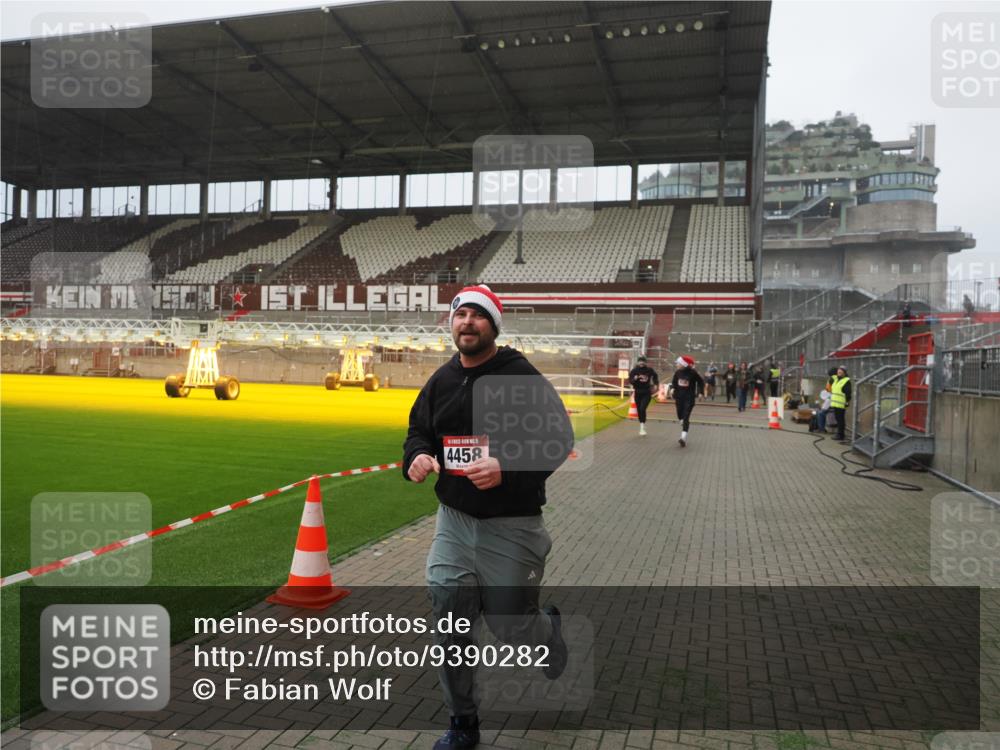 07.12.2025 - St. Pauli X-Mass-Run No. 15 Fabian Wolf http://msf.ph/oto/9390282 07.12.2025 10:23:26 Ziel 2508, 2511, 3052, 4005, 4141, 4145, 4458, 4549 meine-sportfotos.de