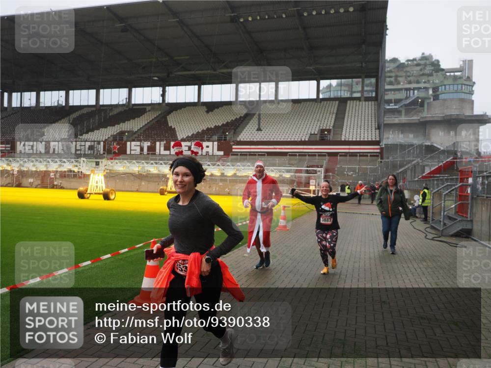 07.12.2025 - St. Pauli X-Mass-Run No. 15 Fabian Wolf http://msf.ph/oto/9390338 07.12.2025 10:23:38 Ziel 638, 3539, 3644, 3649, 3887, 3890, 4145, 4549 meine-sportfotos.de