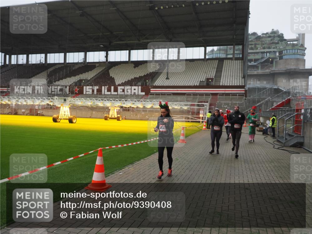 07.12.2025 - St. Pauli X-Mass-Run No. 15 Fabian Wolf http://msf.ph/oto/9390408 07.12.2025 10:23:48 Ziel 1104, 2603, 2634, 3539, 3644, 3649, 3887, 3890, 4043, 4139, 4144, 4377, 4378 meine-sportfotos.de