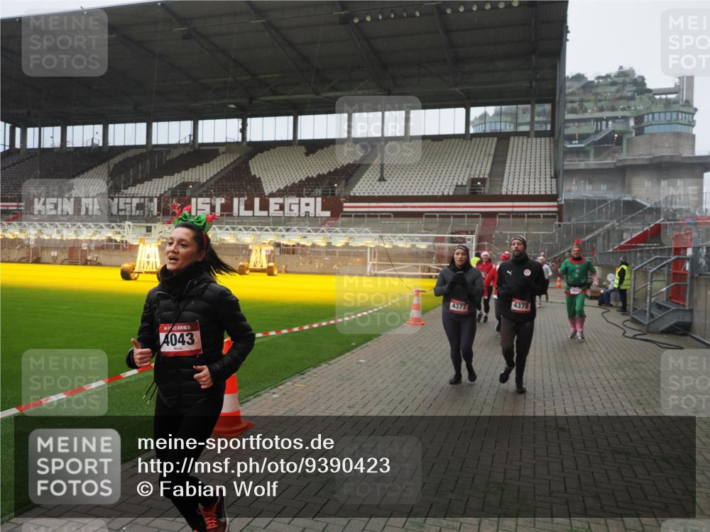 07.12.2025 - St. Pauli X-Mass-Run No. 15 Fabian Wolf http://msf.ph/oto/9390423 07.12.2025 10:23:49 Ziel 1104, 2603, 2634, 3539, 3644, 3649, 3887, 3890, 4043, 4139, 4144, 4377, 4378 meine-sportfotos.de