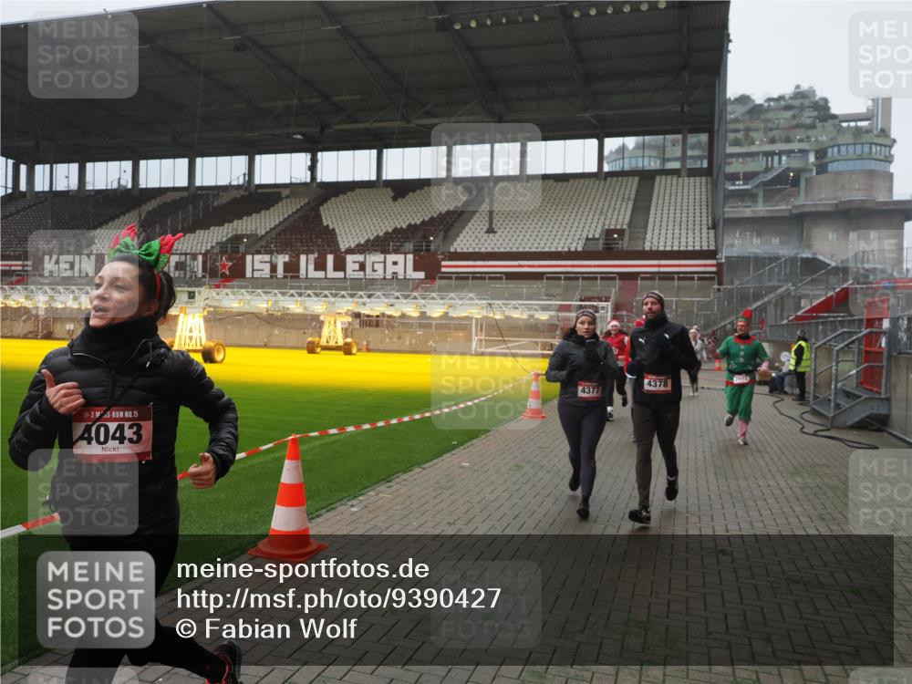 07.12.2025 - St. Pauli X-Mass-Run No. 15 Fabian Wolf http://msf.ph/oto/9390427 07.12.2025 10:23:49 Ziel 1104, 2603, 2634, 3539, 3644, 3649, 3887, 3890, 4043, 4139, 4144, 4377, 4378 meine-sportfotos.de