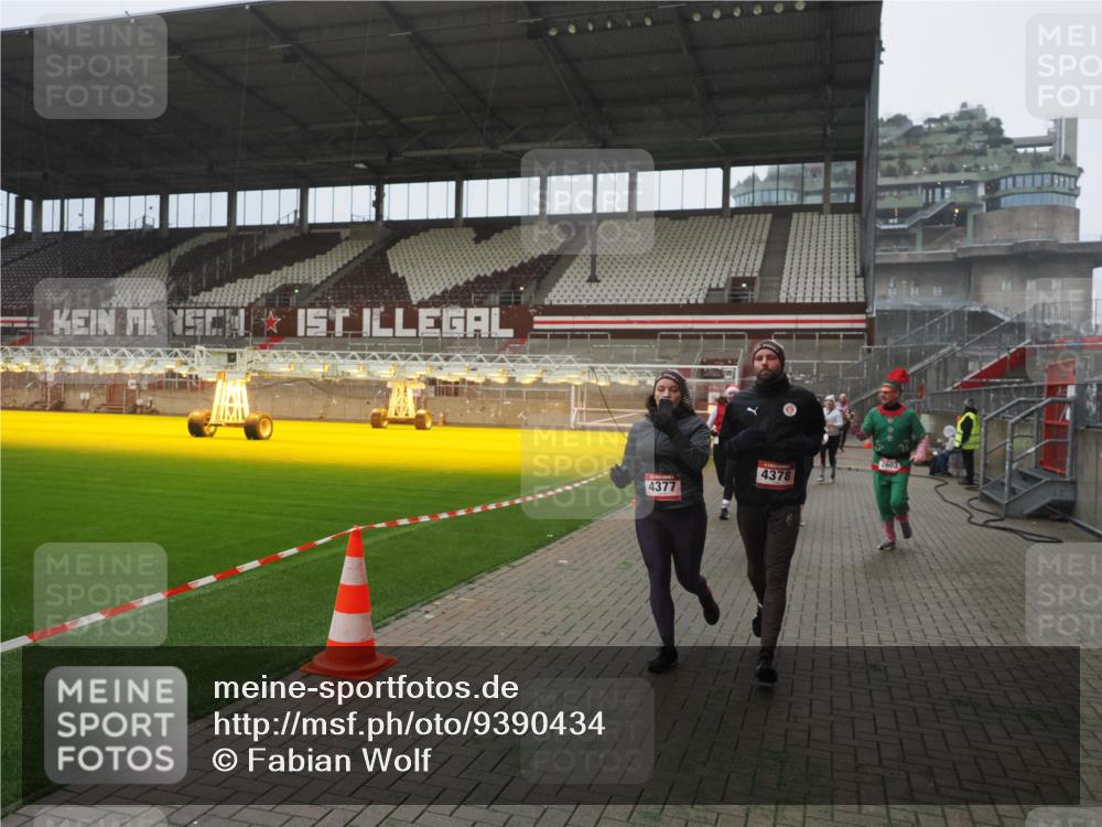 07.12.2025 - St. Pauli X-Mass-Run No. 15 Fabian Wolf http://msf.ph/oto/9390434 07.12.2025 10:23:49 Ziel 1104, 2603, 2634, 3539, 3644, 3649, 3887, 3890, 4043, 4139, 4144, 4377, 4378 meine-sportfotos.de