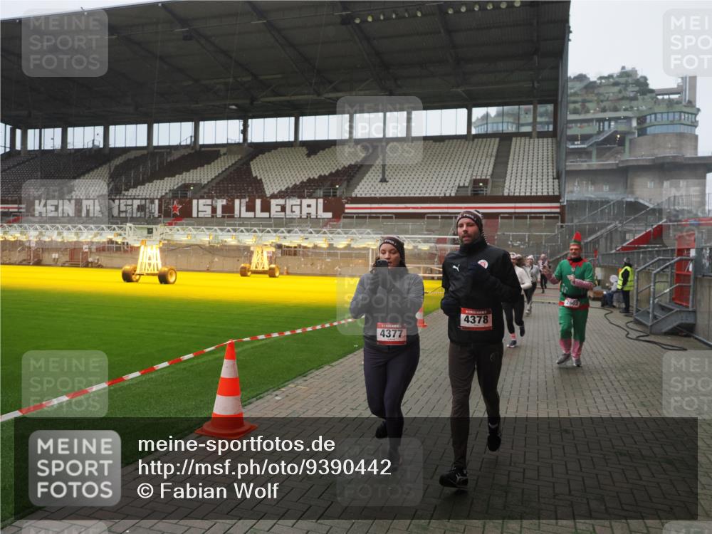 07.12.2025 - St. Pauli X-Mass-Run No. 15 Fabian Wolf http://msf.ph/oto/9390442 07.12.2025 10:23:50 Ziel 1104, 2603, 2634, 3539, 3887, 3890, 3968, 4043, 4139, 4144, 4377, 4378 meine-sportfotos.de