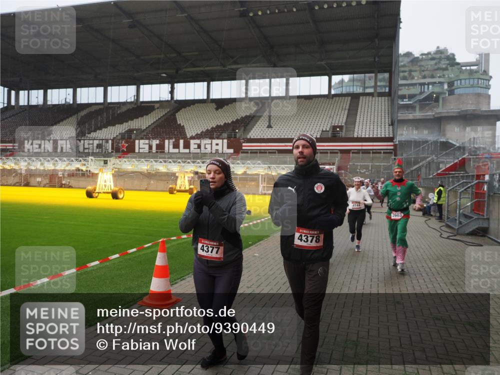07.12.2025 - St. Pauli X-Mass-Run No. 15 Fabian Wolf http://msf.ph/oto/9390449 07.12.2025 10:23:50 Ziel 1104, 2603, 2634, 3539, 3887, 3890, 3968, 4043, 4139, 4144, 4377, 4378 meine-sportfotos.de