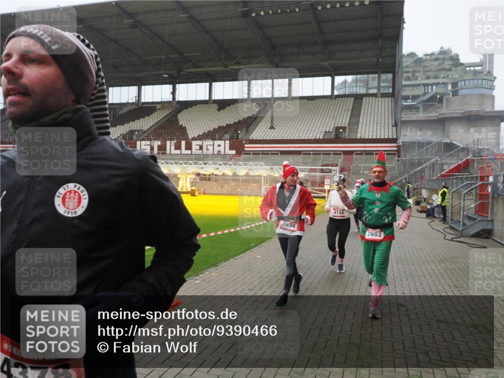 07.12.2025 - St. Pauli X-Mass-Run No. 15 Fabian Wolf http://msf.ph/oto/9390466 07.12.2025 10:23:51 Ziel 1104, 2603, 2634, 3887, 3890, 3968, 4043, 4139, 4144, 4203, 4377, 4378, 4765 meine-sportfotos.de