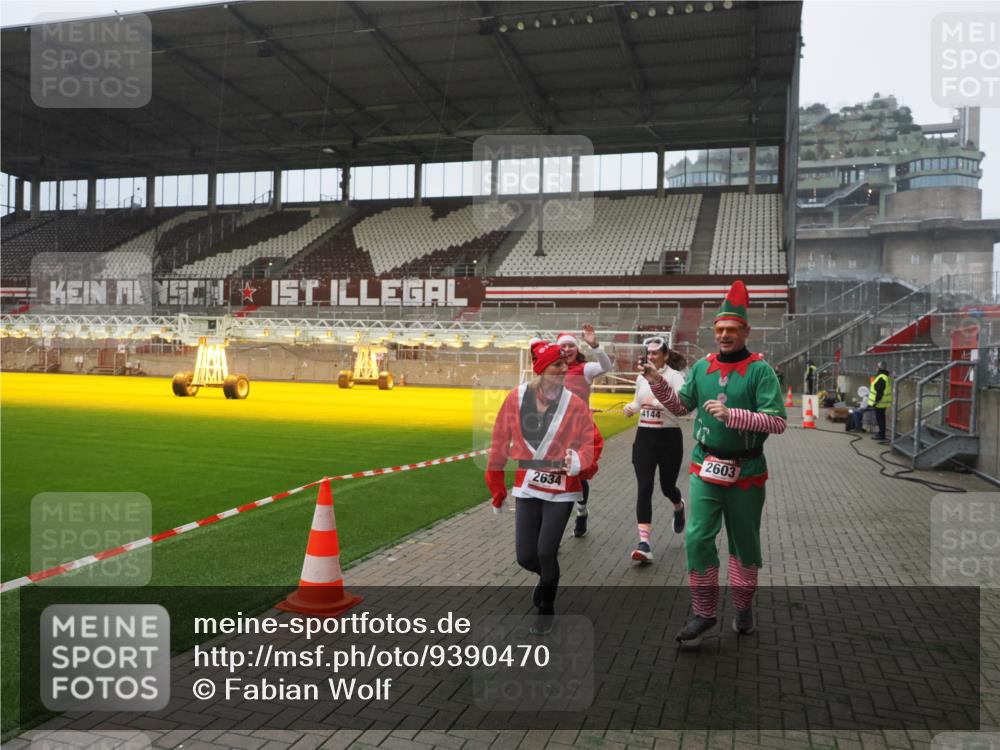 07.12.2025 - St. Pauli X-Mass-Run No. 15 Fabian Wolf http://msf.ph/oto/9390470 07.12.2025 10:23:51 Ziel 1104, 2603, 2634, 3887, 3890, 3968, 4043, 4139, 4144, 4203, 4377, 4378, 4765 meine-sportfotos.de