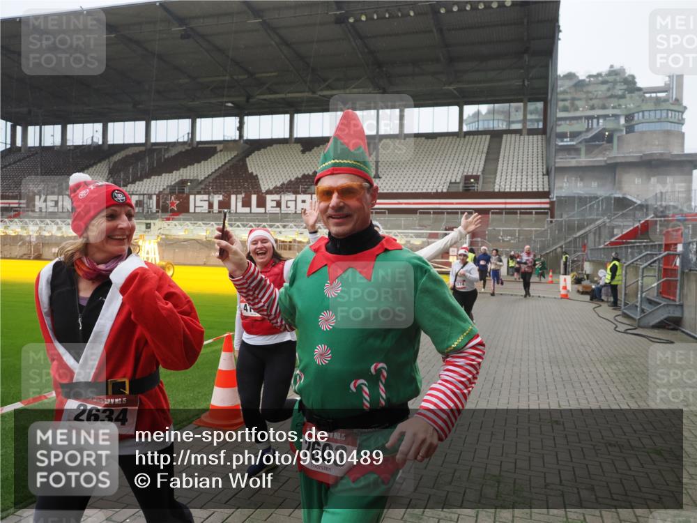 07.12.2025 - St. Pauli X-Mass-Run No. 15 Fabian Wolf http://msf.ph/oto/9390489 07.12.2025 10:23:52 Ziel 1104, 2603, 2634, 3968, 4043, 4139, 4144, 4203, 4377, 4378, 4765 meine-sportfotos.de