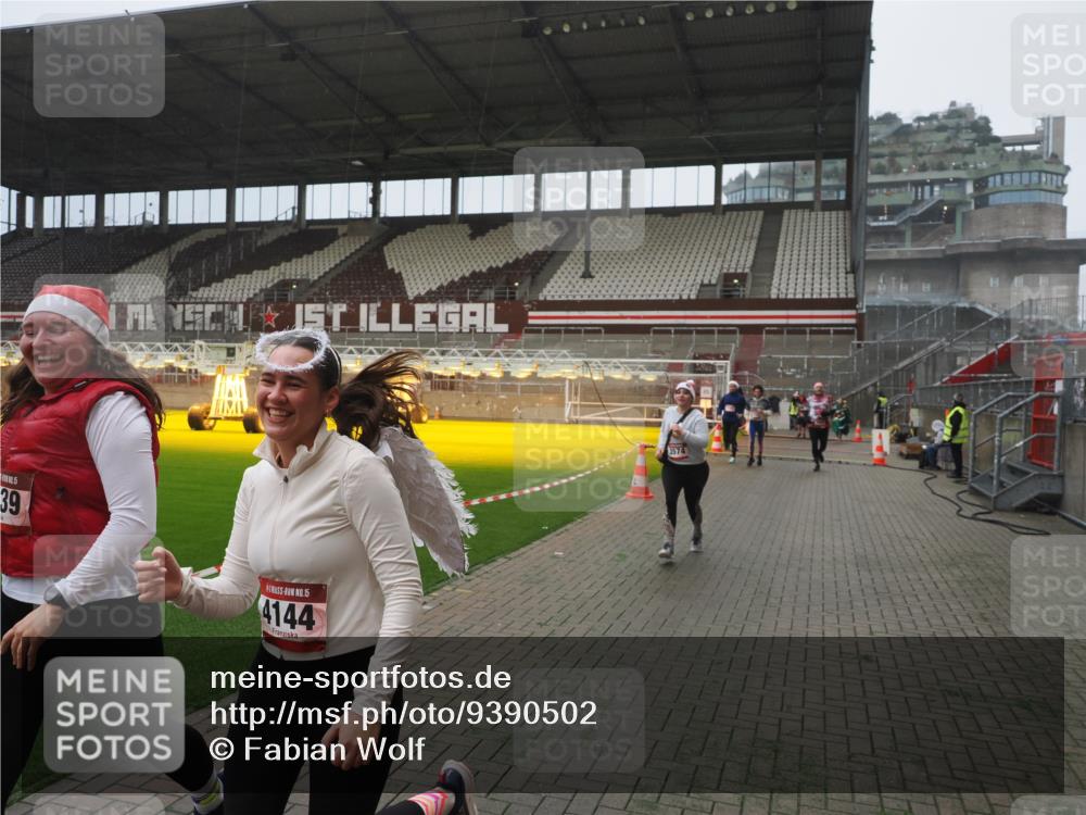 07.12.2025 - St. Pauli X-Mass-Run No. 15 Fabian Wolf http://msf.ph/oto/9390502 07.12.2025 10:23:53 Ziel 1104, 2603, 2634, 3968, 4043, 4139, 4144, 4203, 4377, 4378, 4765 meine-sportfotos.de