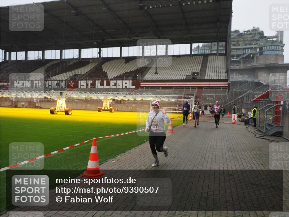 07.12.2025 - St. Pauli X-Mass-Run No. 15 Fabian Wolf http://msf.ph/oto/9390507 07.12.2025 10:23:53 Ziel 1104, 2603, 2634, 3968, 4043, 4139, 4144, 4203, 4377, 4378, 4765 meine-sportfotos.de