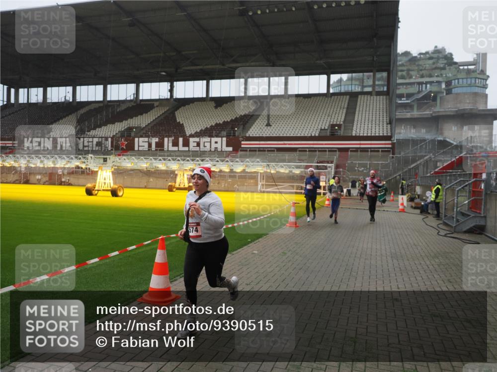 07.12.2025 - St. Pauli X-Mass-Run No. 15 Fabian Wolf http://msf.ph/oto/9390515 07.12.2025 10:23:54 Ziel 1104, 2603, 2634, 3968, 4043, 4139, 4144, 4203, 4377, 4378, 4765 meine-sportfotos.de