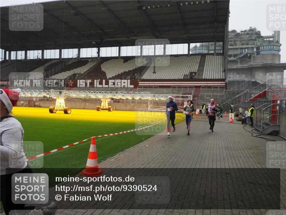 07.12.2025 - St. Pauli X-Mass-Run No. 15 Fabian Wolf http://msf.ph/oto/9390524 07.12.2025 10:23:55 Ziel 711, 1104, 2603, 2634, 3968, 4043, 4139, 4144, 4203, 4377, 4378, 4479, 4765 meine-sportfotos.de
