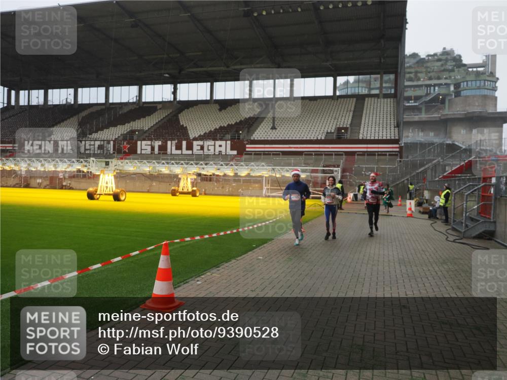 07.12.2025 - St. Pauli X-Mass-Run No. 15 Fabian Wolf http://msf.ph/oto/9390528 07.12.2025 10:23:55 Ziel 711, 1104, 2603, 2634, 3968, 4043, 4139, 4144, 4203, 4377, 4378, 4479, 4765 meine-sportfotos.de