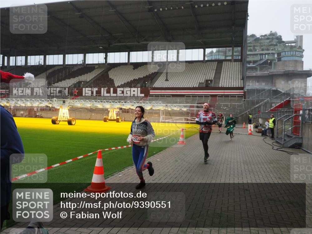 07.12.2025 - St. Pauli X-Mass-Run No. 15 Fabian Wolf http://msf.ph/oto/9390551 07.12.2025 10:23:57 Ziel 711, 1104, 2603, 2634, 3968, 4043, 4139, 4144, 4203, 4377, 4378, 4479, 4765 meine-sportfotos.de