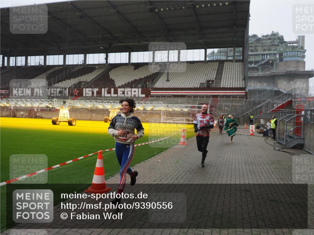 07.12.2025 - St. Pauli X-Mass-Run No. 15 Fabian Wolf http://msf.ph/oto/9390556 07.12.2025 10:23:57 Ziel 711, 1104, 2603, 2634, 3968, 4043, 4139, 4144, 4203, 4377, 4378, 4479, 4765 meine-sportfotos.de