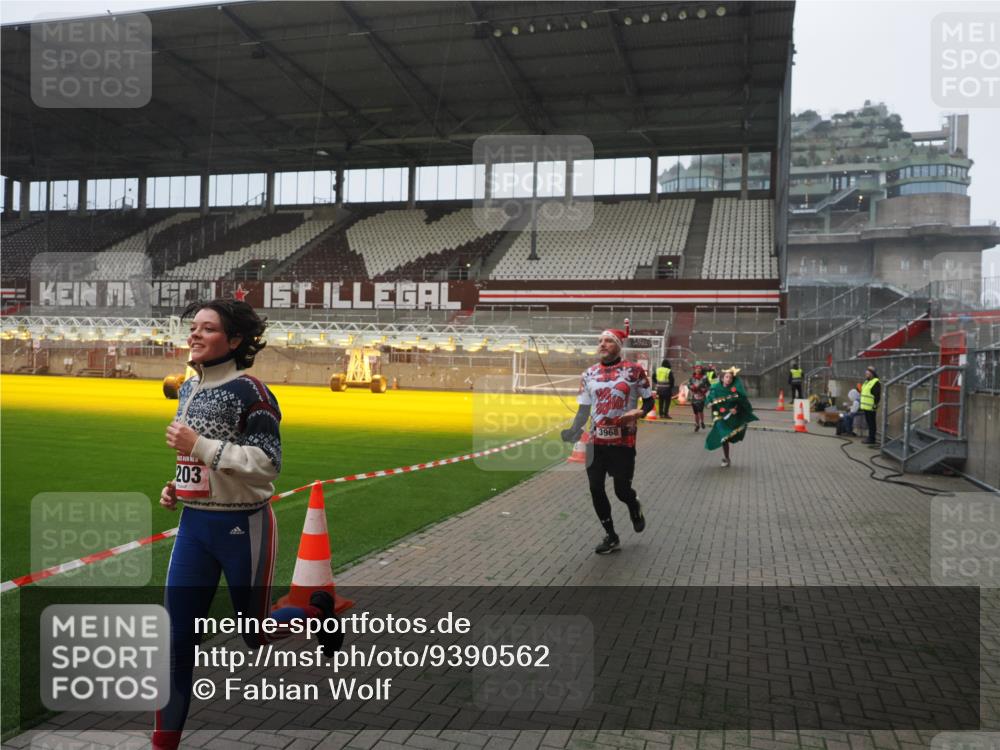 07.12.2025 - St. Pauli X-Mass-Run No. 15 Fabian Wolf http://msf.ph/oto/9390562 07.12.2025 10:23:57 Ziel 711, 1104, 2603, 2634, 3968, 4043, 4139, 4144, 4203, 4377, 4378, 4479, 4765 meine-sportfotos.de