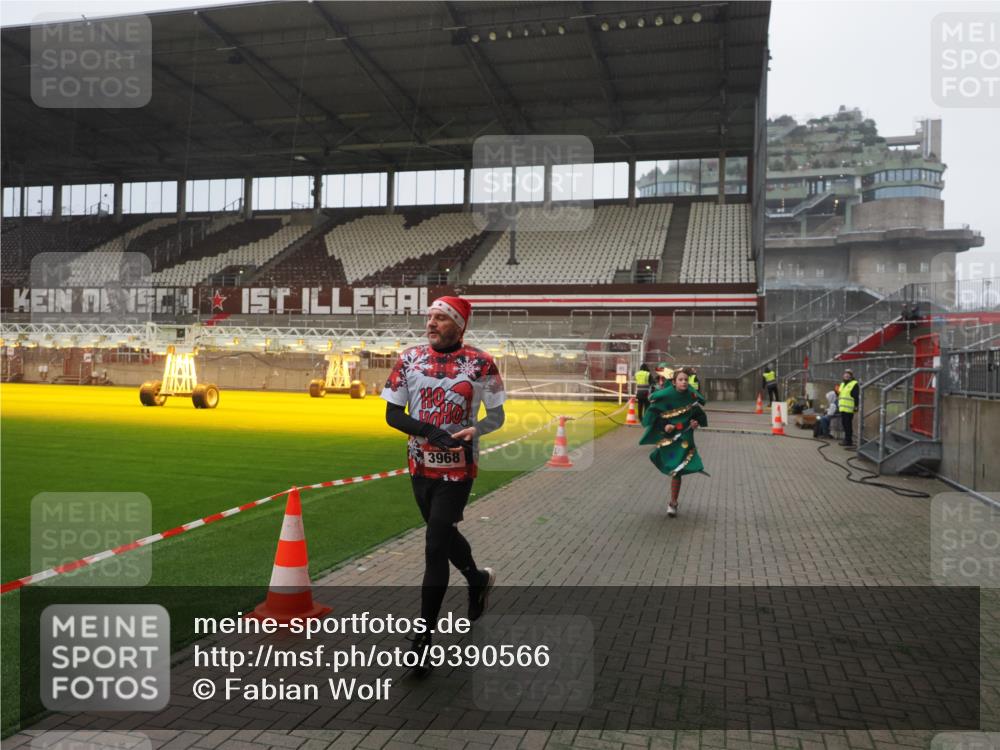 07.12.2025 - St. Pauli X-Mass-Run No. 15 Fabian Wolf http://msf.ph/oto/9390566 07.12.2025 10:23:58 Ziel 711, 1104, 2603, 2634, 3968, 4043, 4139, 4144, 4203, 4377, 4378, 4479, 4765 meine-sportfotos.de