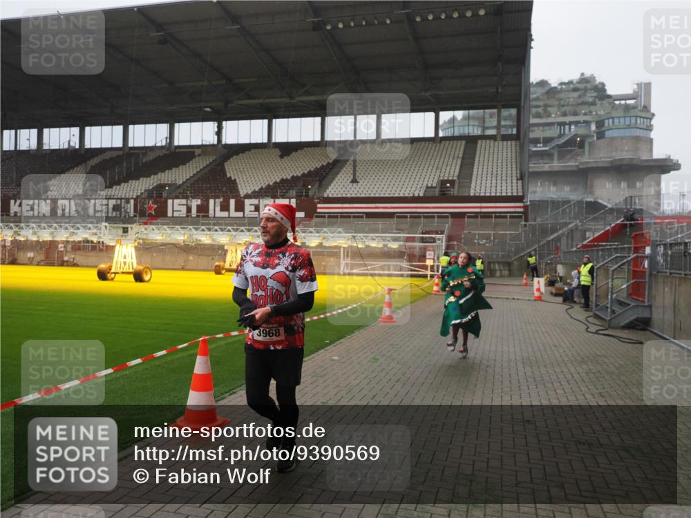 07.12.2025 - St. Pauli X-Mass-Run No. 15 Fabian Wolf http://msf.ph/oto/9390569 07.12.2025 10:23:59 Ziel 711, 1104, 2603, 2634, 3968, 4043, 4139, 4144, 4203, 4377, 4378, 4479, 4765 meine-sportfotos.de