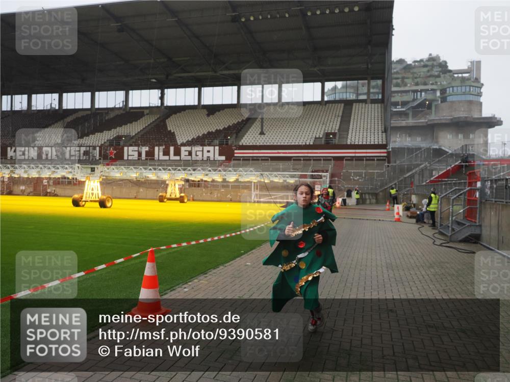 07.12.2025 - St. Pauli X-Mass-Run No. 15 Fabian Wolf http://msf.ph/oto/9390581 07.12.2025 10:24:00 Ziel 711, 2603, 2634, 3968, 4043, 4139, 4144, 4203, 4377, 4378, 4479, 4765 meine-sportfotos.de