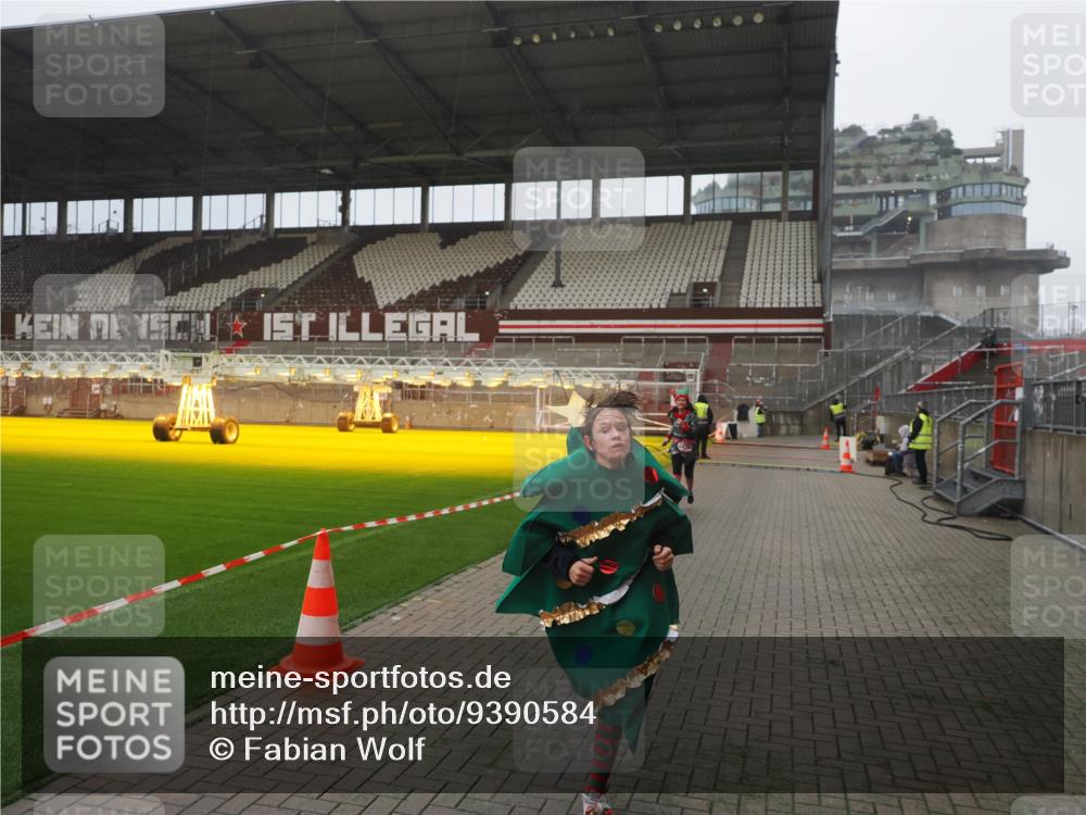07.12.2025 - St. Pauli X-Mass-Run No. 15 Fabian Wolf http://msf.ph/oto/9390584 07.12.2025 10:24:00 Ziel 711, 2603, 2634, 3968, 4043, 4139, 4144, 4203, 4377, 4378, 4479, 4765 meine-sportfotos.de